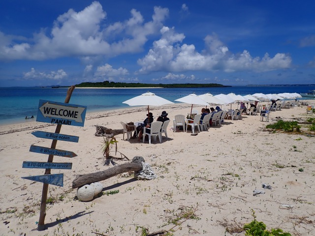 海を眺めてビーチでひとやすみ。